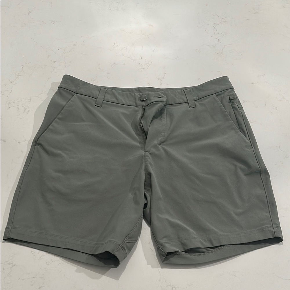lululemon athletica Men's Grey Sage 7 inch inseam Commission Short